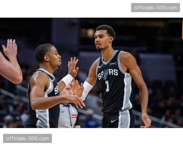 马刺青年军成最大黑马 文班亚马攻防一体但季后赛经验匮乏 马刺青年军成最大黑马 文班亚马攻防一体但季后赛经验匮乏