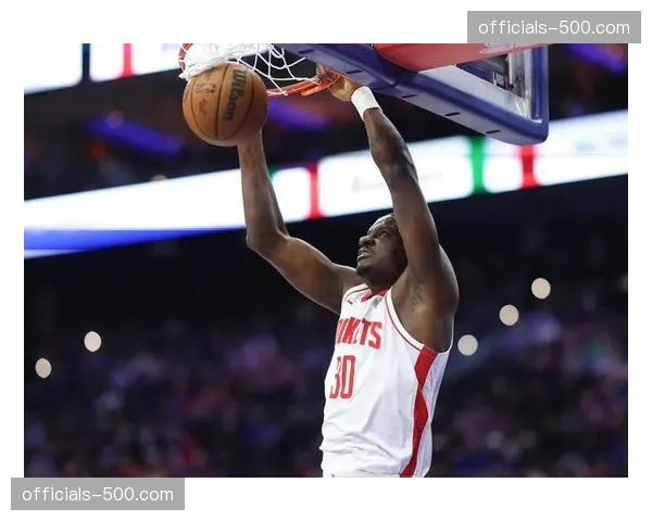 火箭卡佩拉前场篮板拼抢积极，二次进攻机会创造能力强